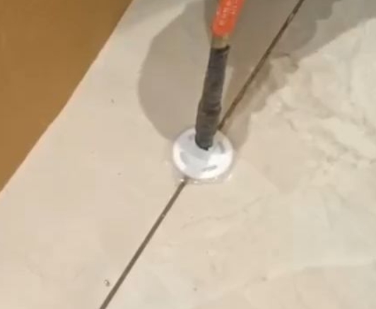 江门市瓷砖空鼓维修公司专业解答瓷砖在铺贴过程中，如果没有涂抹均匀到位的粘结材料（如水泥砂浆或瓷砖胶），可能会导致以下问题